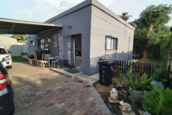 Cozy safe and secure 3 bedroom 2 bathroom duet available to rent from 1 Feb or 1st of March, This unit is perfect for young couple with ...