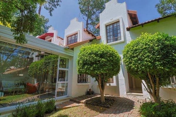 Absolutely Stunning, “ Home Sweet Home” Private and Secure Townhouse.
Situated in a cul-de-sac very sought after in Bryanston ...