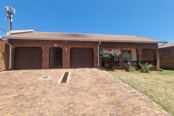 3 Bedroom , 2 Bath Family home
This lovely family home is located in the heart of Chrisville Johannesburg south.

The home is ...