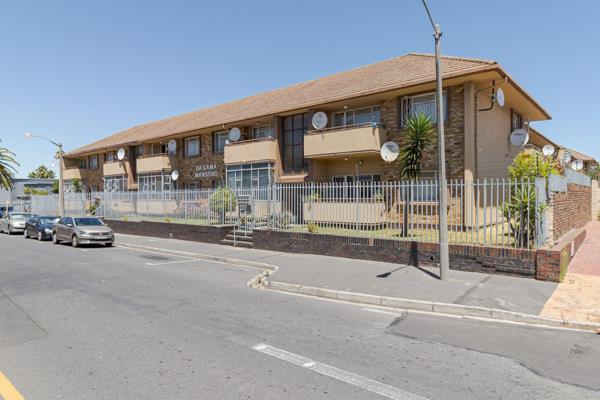 Nestled in the heart of Glenlily, Parow, this delightful 1-bedroom apartment offers comfort, convenience, and fantastic investment potential. The spacious bedroom features built-in cupboards, while the inviting lounge extends ...