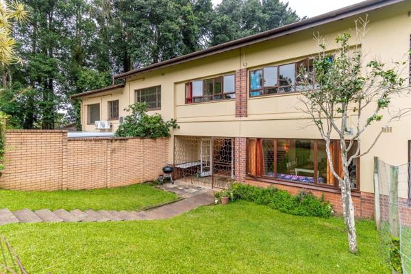 Step inside this cosy 2-bedroom unit, where the master bedroom serves as a spacious sanctuary bathed in natural light and equipped with ...