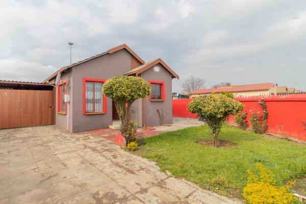 This charming 2-bedroom, 1-bathroom home is the perfect blend of comfort and convenience. It boasts a neat and tidy interior with spacious rooms, providing a cozy atmosphere for relaxed living. The kitchen is equipped with an electric hob and undercounter stove, making meal ...