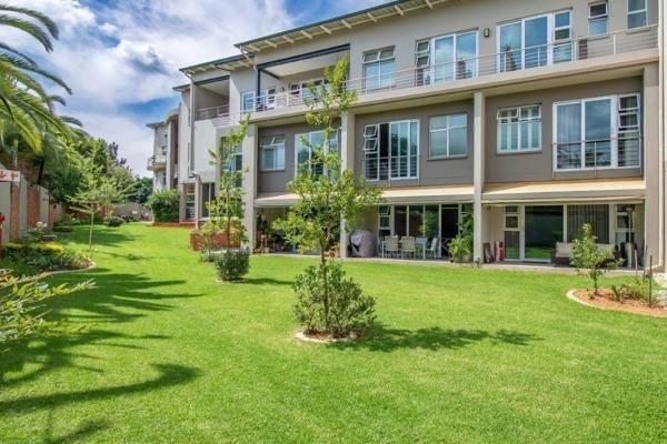 A spacious 2-bedroom, 2.5-bathroom duplex apartment in the prestigious suburb of Bryanston, offering breathtaking views of the Sandton ...