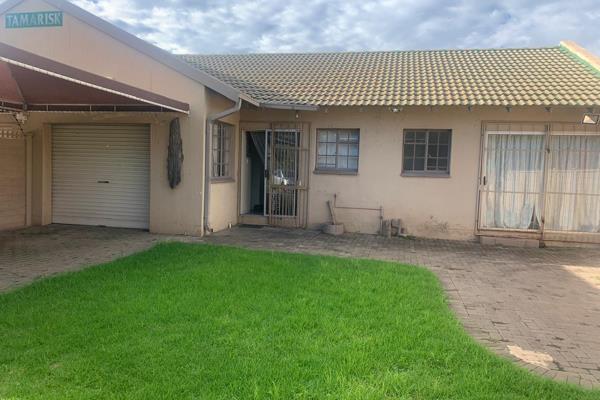 This 3 bedroom townhouse is ideally situated in SE1 with small garden.
Garage with carport.

The rental amount includes water with ...