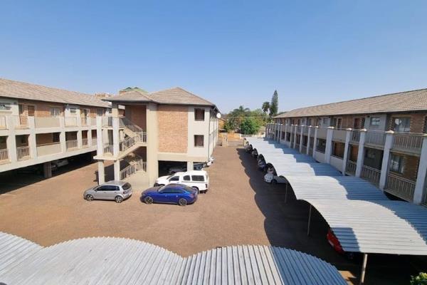 Modern 2 bedroom apartment in a secured complex
Open plan kitchen and lounge
1 full bathroom 
1 covered parking
Prepaid electricity and ...