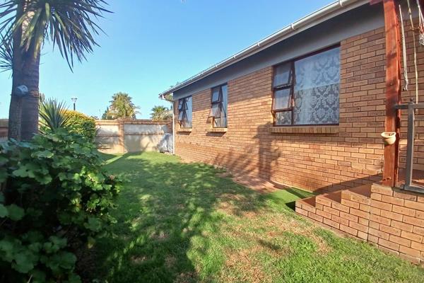 This charming facebrick freestanding unit is located in a highly sought-after gated complex in Heiderand. Boasting 3 Bedrooms, a full ...