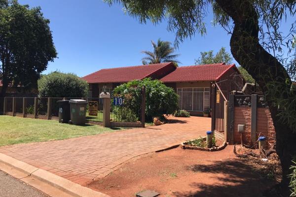 This very neat property located in Mayberry Park, Alberton has all the space you need ...