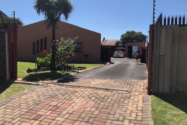 This Home with a Large Stand has the following:

The main house offers you  3 Well sized bedrooms with BIC

1 Bathroom and a ...