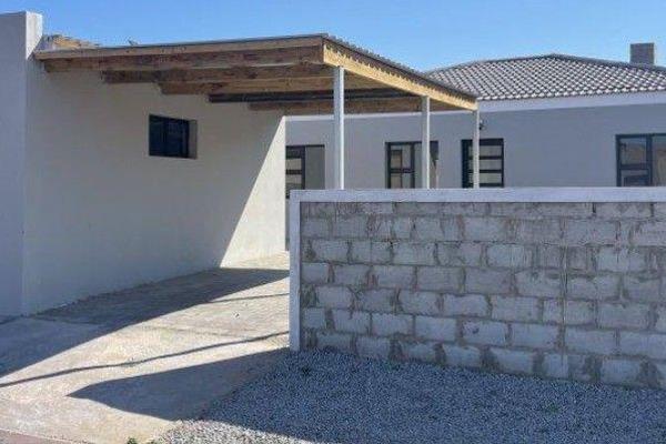 3 Bedroom House for Sale in Bluewater Bay

The property offers the following:

Open Plan Lounge with built in braai 
Kitchen with gas ...