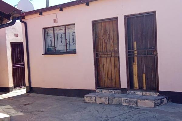 Stunning 2 Bedroom House for Sale in Ebony Park!

Asking Price: R1,600,000

Features:

- 2 spacious bedrooms with wall-to-wall ...