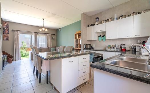 3 Bedroom Townhouse for sale in Sundowner