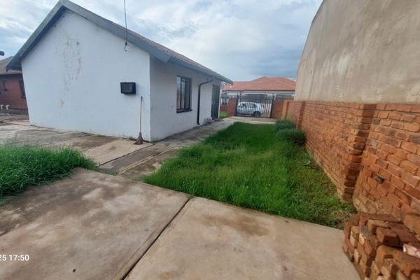 This cozy 2-bedroom home in the sought-after Mamelodi East X4 is perfect for first-time buyers or investors. Featuring an open-plan ...