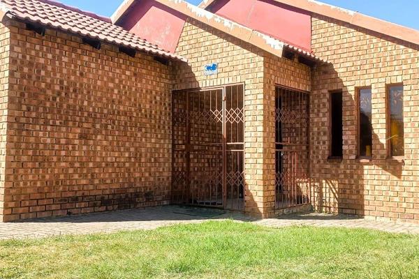 Charming property situated at kwaguqa ext 5 is waiting for you. How long would you be renting if you could invest in your own?  
Sole ...