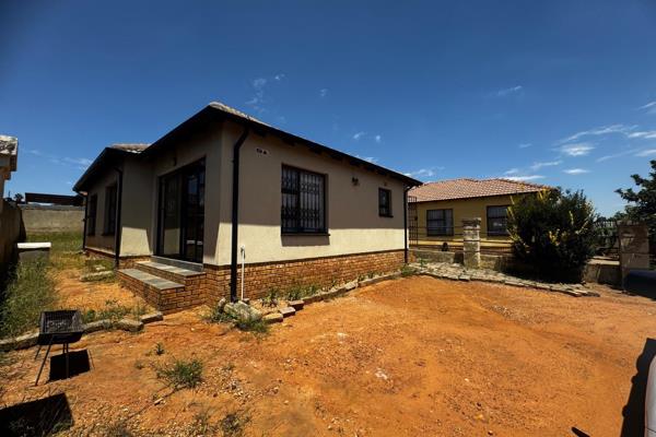 The property offers - :

3 bedrooms
2 bathrooms
Kitchen
Lounge 
Massive yard
