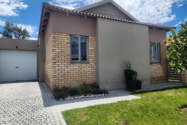 Safe and secure rental of a townhouse in a secure security estate.
3 bedrooms, 2 bathrooms, main on suite, extra built-in cupboards in ...