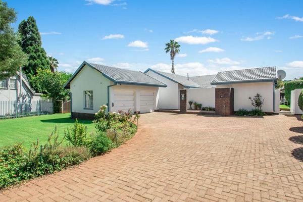 Prepare to be amazed from the moment you step into this spacious living area, bathed in natural light and featuring gorgeous laminated ...