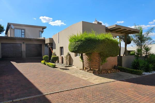 House for sale 
Bankenveld Residential (Dam side ) 
R1 750 000 

2 bedrooms 
2 bathrooms 
Kitchen 
Lounge 
Dining area ...