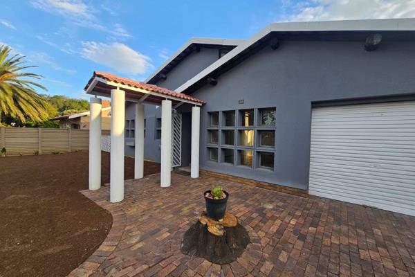 3 bedrooms 
2 bathrooms one ensuite
Lounge
Diningroom
Loft that can be used for study
Spacious kitchen

Available 1 March