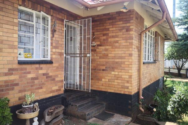 Own a piece of Stilfontein in this cozy 3-bedroom home.
Property offers,
3-bedrooms
1 bathroom with separate toilet
Living room ...