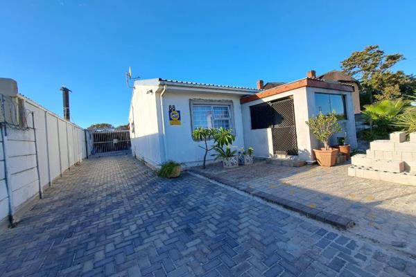 The property boasts the following:

Main House:
•	Lounge
•	Dining room
•	Fully fitted kitchen with scullery
•	3 Spacious bedrooms with ...