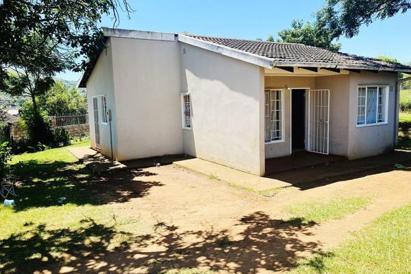 This family home offers  2 bedrooms , bathroom , lounge,  kitchen and spacious yard
