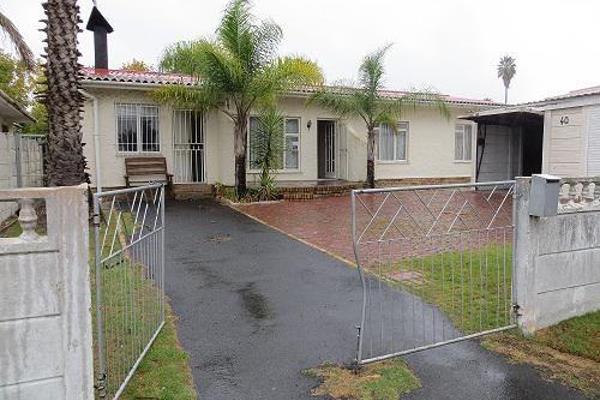 3 Bedroom Family house available from 15 April 2025. Situated in a quite street.

This house Features:
3 Bedrooms with B/C
1 Full ...