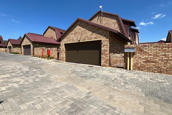 Discover a spacious and versatile family home in Ruimsig Manor 1, a secure, pet-friendly ...