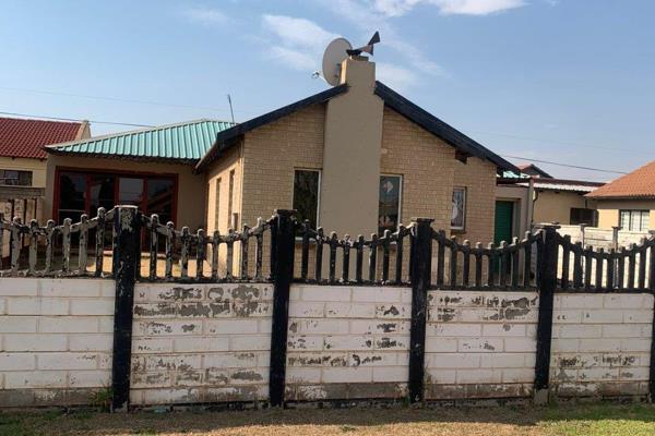 Transform this property into a modern home of your dreams, located in a sought after area of Vosloorus, Marimba gardens within very ...