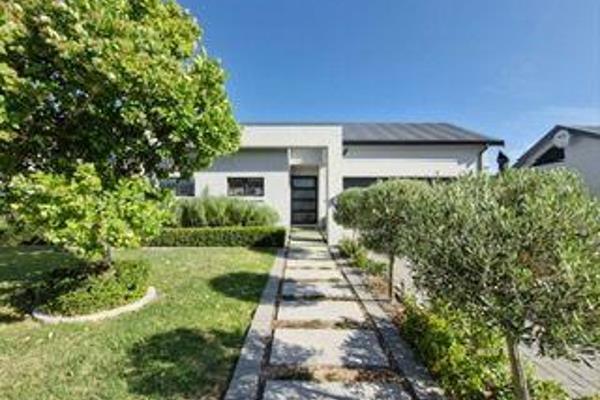 Surrounded by the  Paarl mountains, you will find this modern furnished rental property ...