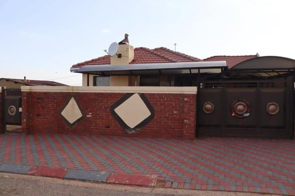 EXCLUSIVE SELLER&#39;S INSTRUCTIONS

Spacious move in ready house in Mohlakeng ext7. This neat family home offers 2 bedrooms main en ...