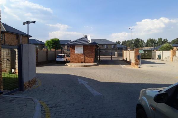 Nestled in the heart of Boksburg, this exquisite three bedroom apartment in the secure and tranquil Yellow Wood complex offers the ...