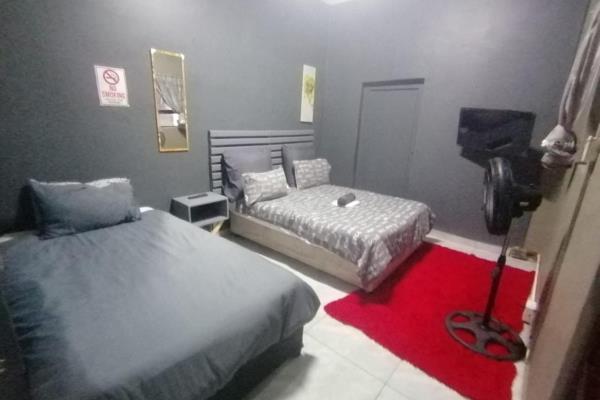 Student accomadation so perfectly situated close to voortrekker  road
Close to transport , Hospital,
Large spacious room with bathroom ...