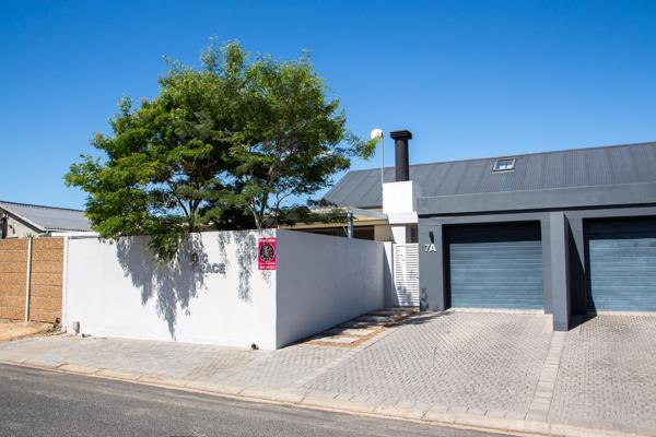 Sole Mandate
This modern 3-bedroom home in Northern Paarl is designed for convenience and style, offering a comfortable and easy-going lifestyle with several high-end features. This lovely property offers three spacious bedrooms ...