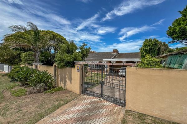 This spacious, sunny, north facing home offers a lounge and dining room that flows onto a large farm style kitchen fitted with an ...