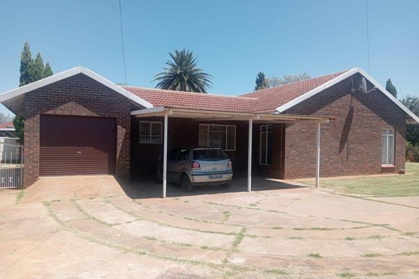 This inviting three bedroom house is located in the desirable Stilfontein Ex 4, conveniently near Shoprite.
The home features two ...