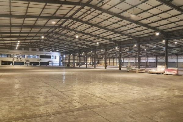 This modern 24,600sqm warehouse in Mobeni, Durban, offers a state-of-the-art facility ...