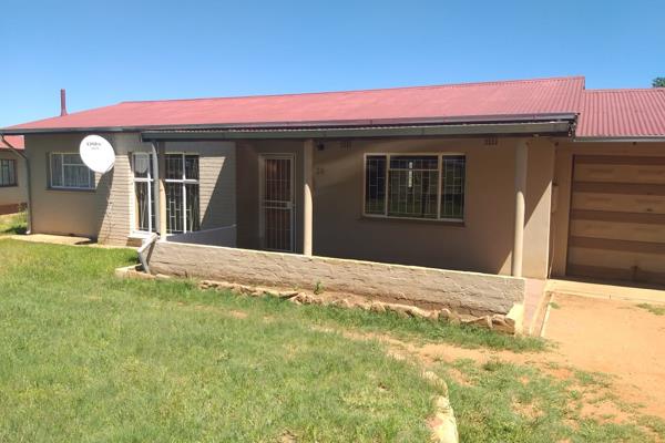 3 Bedrooms
1 Bathroom
Kitchen 
Dining room
Living room
Double garage
Prepaid electricity meter
Spacious yard
Pet ...