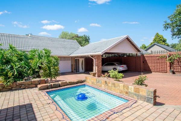 This lovely home consists of 3 bedrooms, 2 bathrooms, Lounge, Dining room with a fireplace as well as a flatlet with a bedroom with a ...