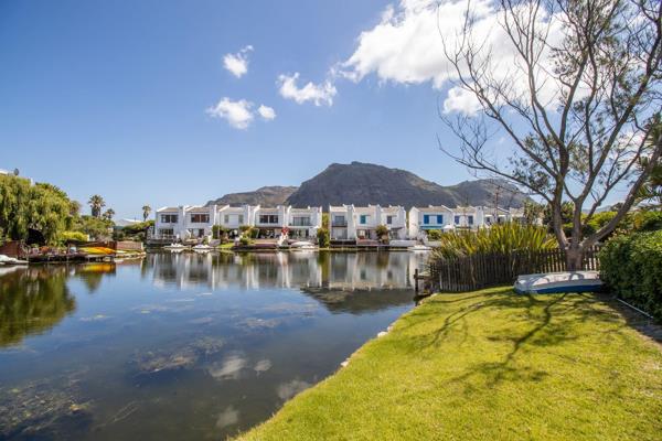 Fully furnished &amp; equipped luxury townhouse on the water!

R3000 per day

Situated in a tranquil setting on Eastlake Island. ...