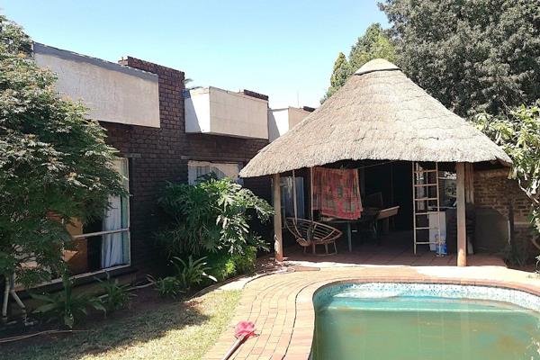 This home offers you:
5 x Bedrooms
2 bathrooms (Main en-suite) and guest ...