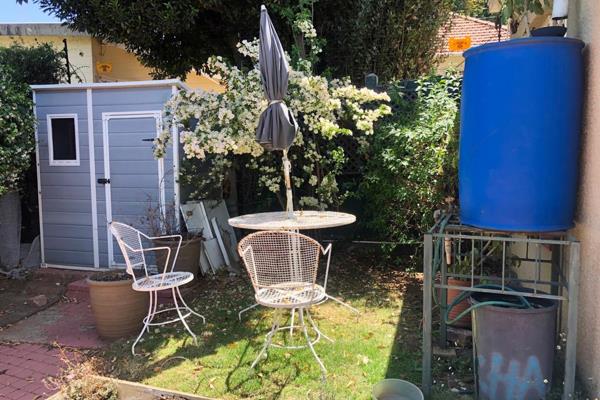 Small pets allowed!! ALL INCLUSIVE GARDEN COTTAGE

This private garden cottage offers 1 bedroom, lounge, dining room, kitchen, bathroom ...