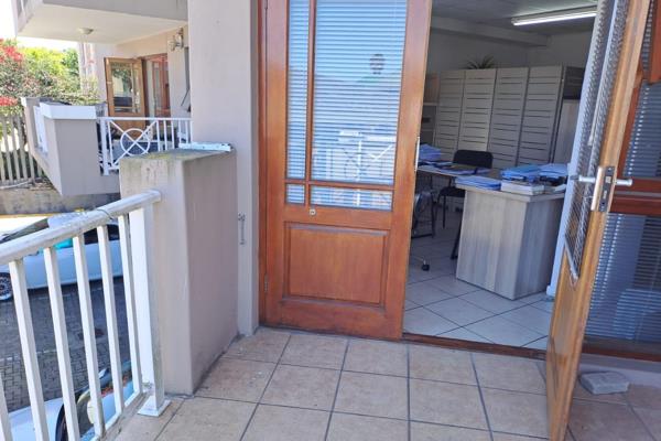 This 47m2  OPEN PLAN Office Space can offer six work stations or one large office with a reception area. Patio overlooking Knysna ...