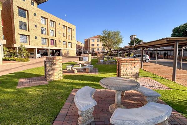 Bachelor&#39;s apartment available to rent in Roodeberg Village.

*NOT NSFAS accredited and not furnished!*

The apartment consists ...