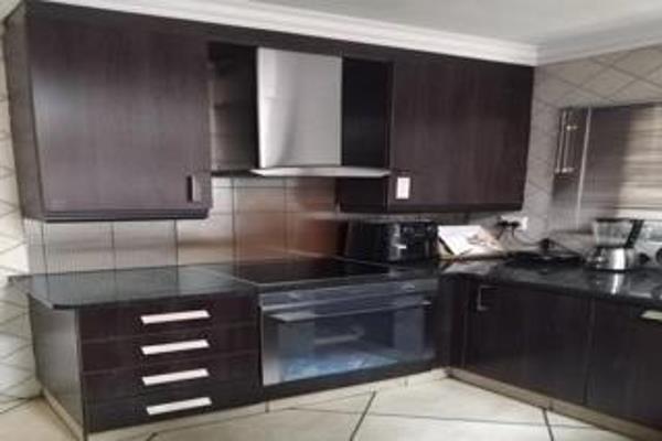 3 bedroom 2 bathroom townhouse in a secure estate
Open-plan kitchen with a scullery with enough  space for appliances 
Prepaid ...