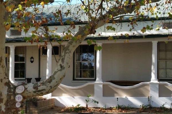 DVine Estates is situated on the Du Toitskloof Pass Road (R101) in Paarl and about 1km from the town border.
Large house with 3 ...