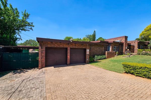 This stunning property is located in the well known and sought after boomed off area, Lynnwood Ridge. Welcome to this warm family home ...