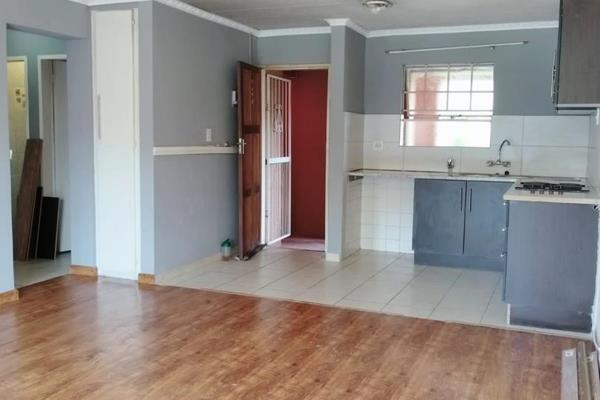 Welcome to this charming 3 - bedroom apartment located on the 1st floor in Weltevreden Park. This lovely unit offers:

3 spacious ...