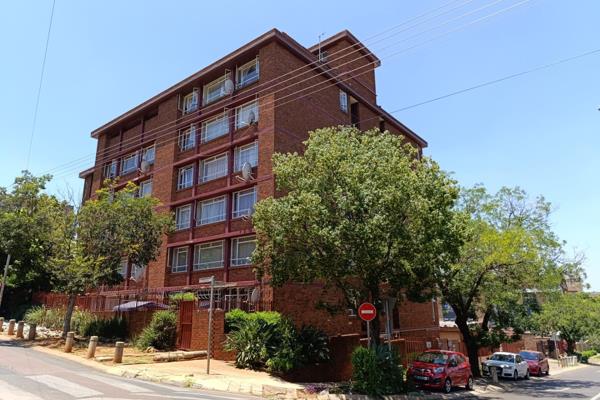 Location, comfort and style!!
This spacious 2 bedroom flat in Wonderboom South is perfect for first time homebuyers, students or ...