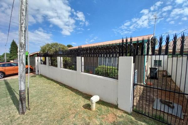 3 bedroom house for sale in Roodepoort Central. This home features an entrance lounge ...