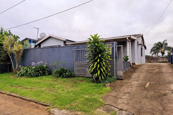 Welcome to this gem, found in Clayfield. 

This spacious home offers modern living and a homely charm. Thoughtfully designed to cater ...